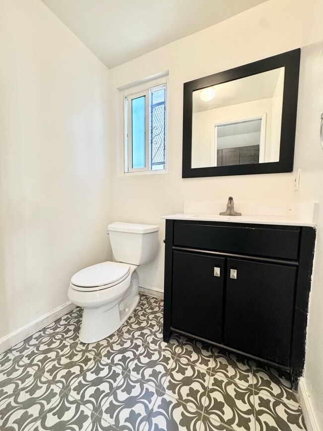Building Photo - *Updated 3 bed 2.5bath townhouse in El Monte*