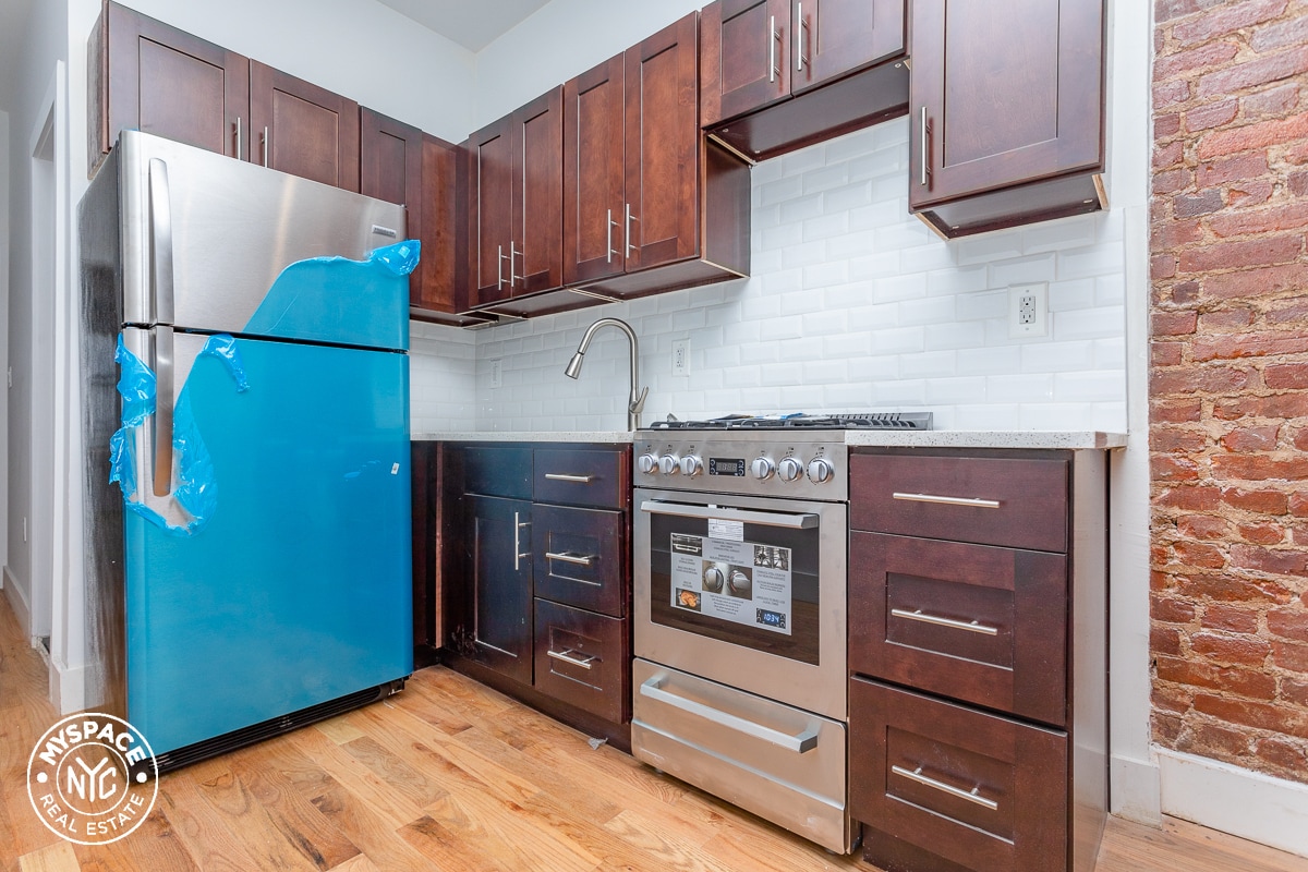 Primary Photo - 136 Kingsland Ave