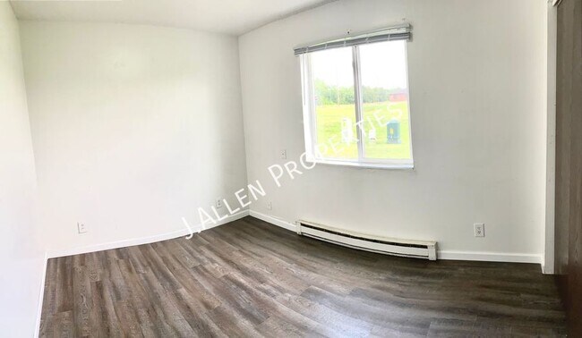 Building Photo - Very Nice Updated, Sunny 2 bed
