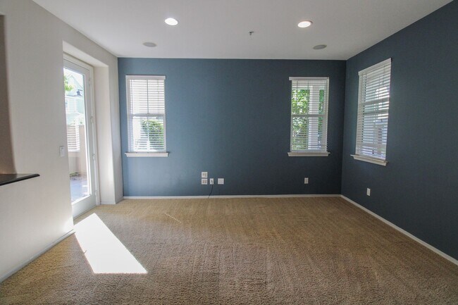 Foto del edificio - 4 bedroom 2.5 bathroom condo in Broad Street Village Complex