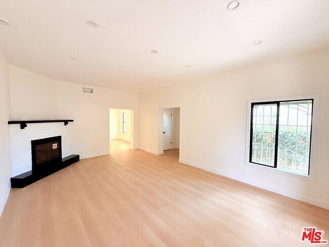 Foto del edificio - 6132 Whitsett Ave