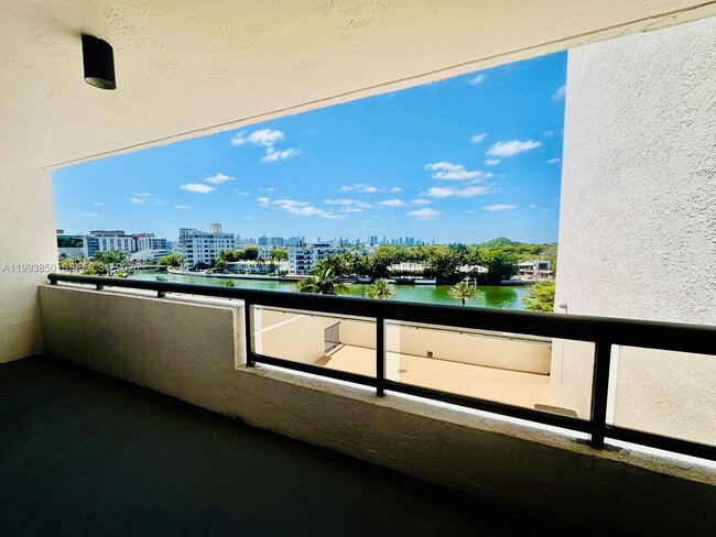 Building Photo - 2555 Collins Ave