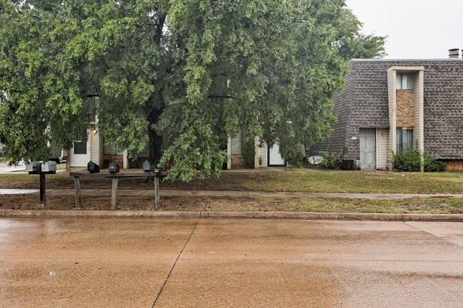 Building Photo - * * * $250 Move-in Special * * * Cute Townhouse in the Heart of Norman, just minutes from OU! * *...