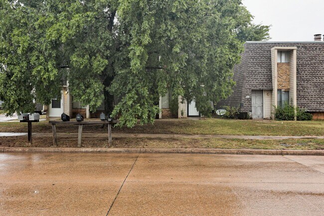Foto del edificio - Cute Townhouse in the Heart of Norman, just minutes from OU!