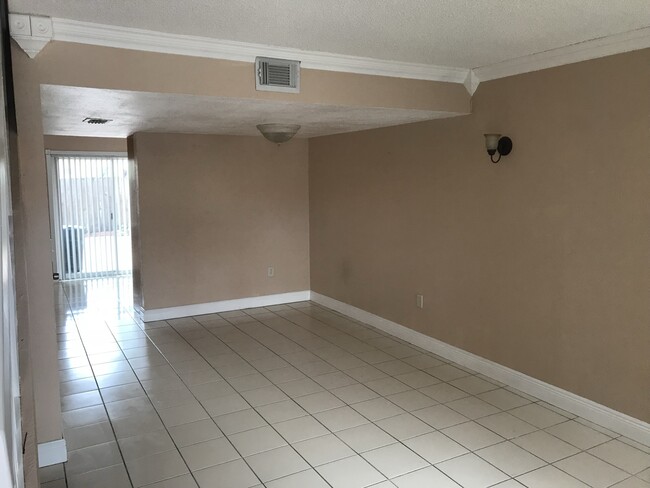 Dining Room - 581 NW 82nd Ct