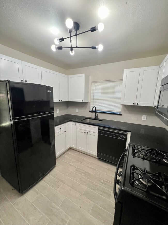Building Photo - 1505 Maple Dr
