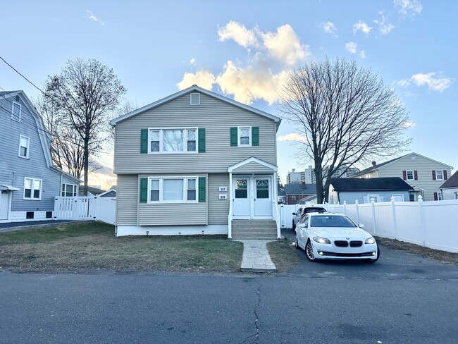 Foto del edificio - 317 Alexander Ave