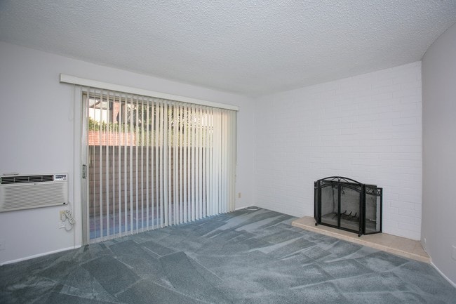 Building Photo - 427 W Duarte Rd