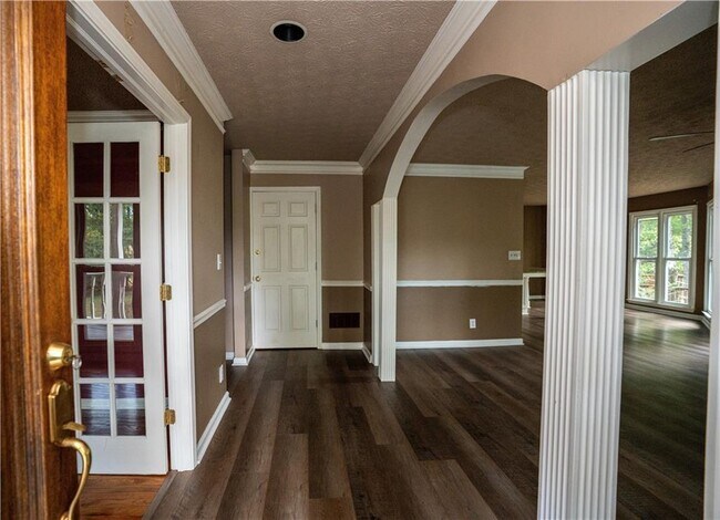 Building Photo - 611 Couch Rd