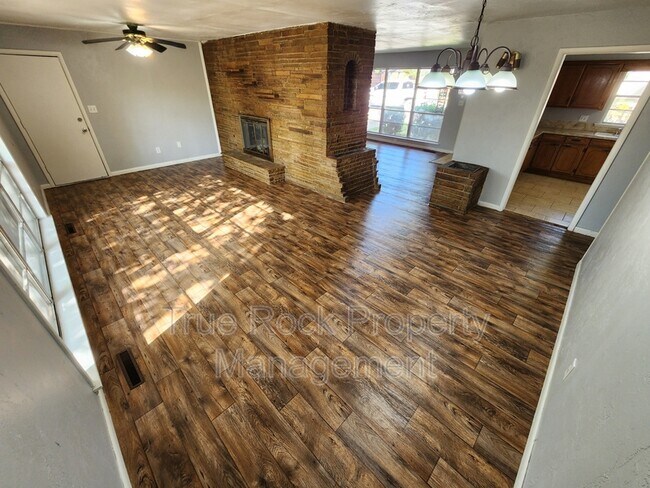 Foto del edificio - 719 N St Joseph Dr