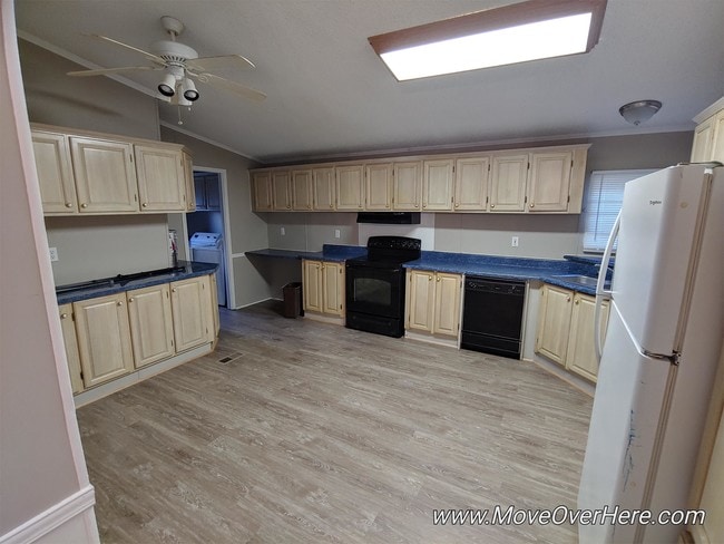 Foto del edificio - 402 Country Walk Ln