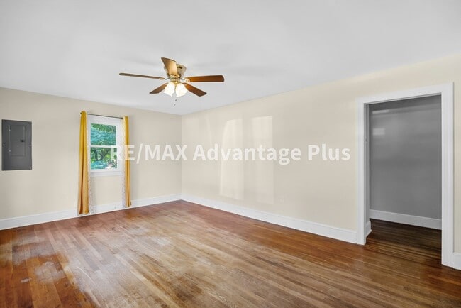 Building Photo - 1508 Noblin Dr