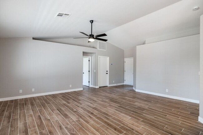 Building Photo - Discover this stunning 3-bedroom, 2-bathro...