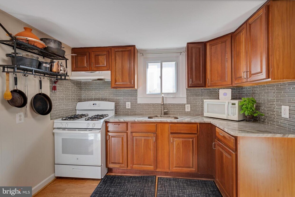 Primary Photo - 415 Cresswell Rd