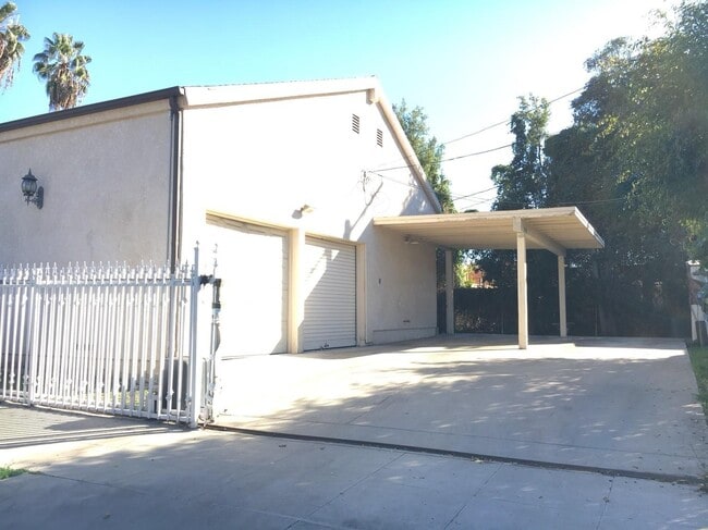 Building Photo - 549 N Martel Ave