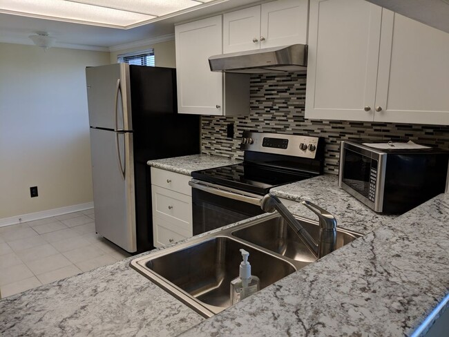 Building Photo - 2 Bedroom 2 Bath condo For Rent