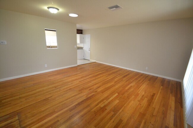 Building Photo - 5866 Zelzah Ave