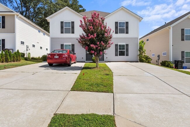 Front - 207 Royal Way