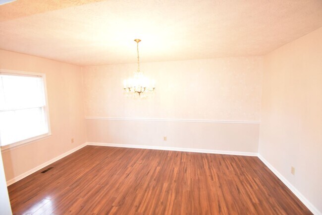 Building Photo - 3 Bedroom, 2 Bathroom (Pets Considered)