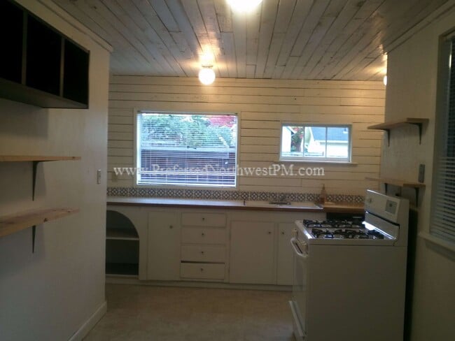 Building Photo - 3 Bedroom, 1.5 Bath Home Near University