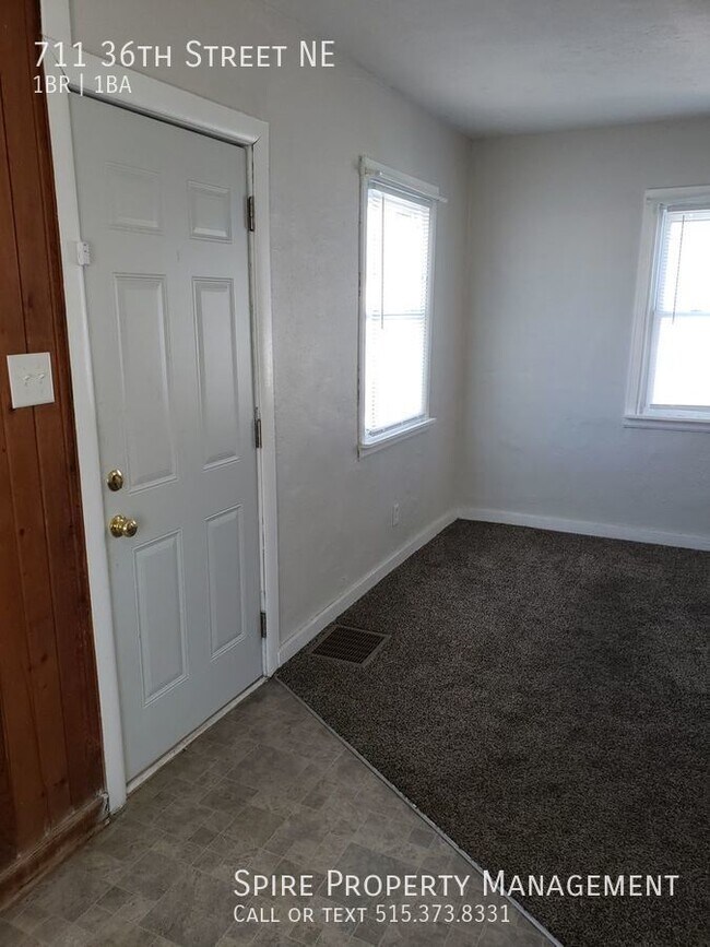 Building Photo - Super cute 1 bedroom house with large yard...