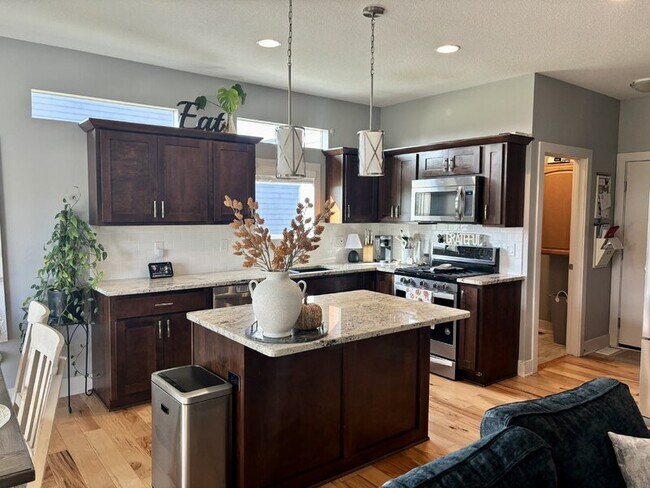 Building Photo - 580 NE Bowman Dr