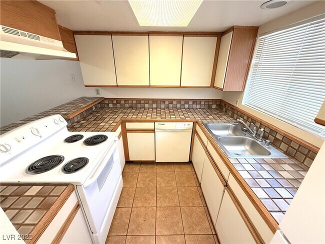 Foto del edificio - 2080 Karen Ave