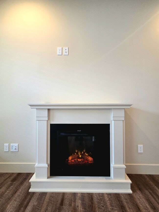 Building Photo - 1704/1706 Danny Boy Ln. Duplex