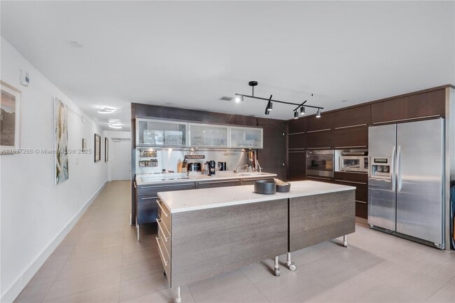Building Photo - 6000 Collins Ave