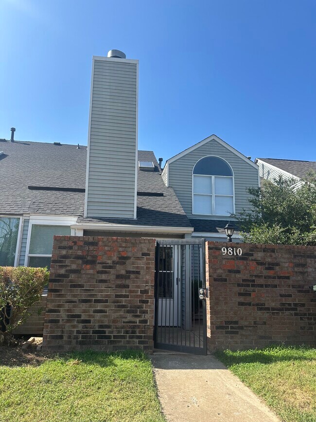 Foto del edificio - 9810 Walnut Ln