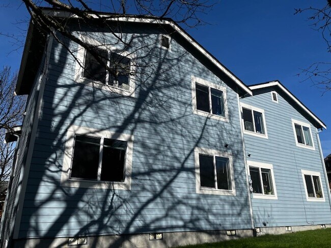 Foto del edificio - 4 Bed 2 Bath 2 Car Garage Unit Close to WWU and Fairhaven