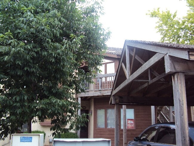 Building Photo - Gleaming hardwood in maintenance free town...