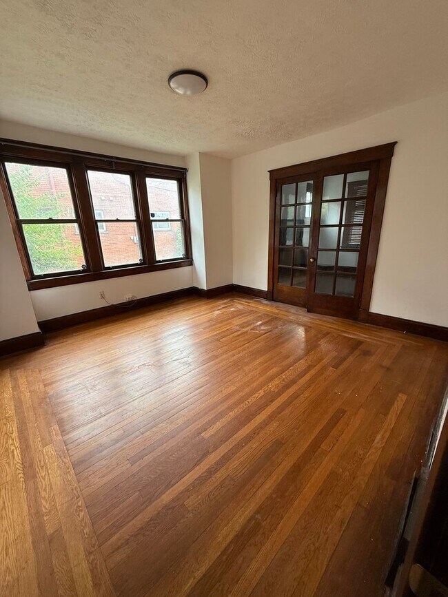 Foto del edificio - Spacious 3-bed 2-full bath available now