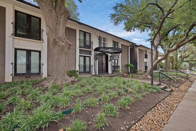 Building Photo - 10203 Regal Oaks Dr