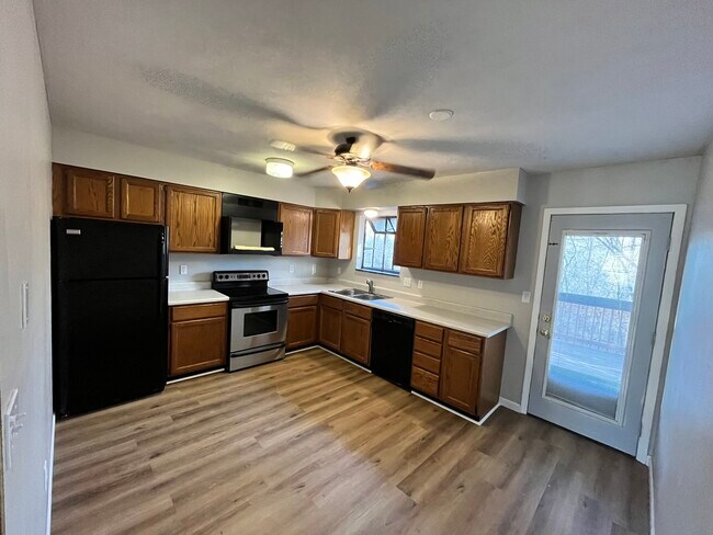 Cocina - 880 Lester Ave
