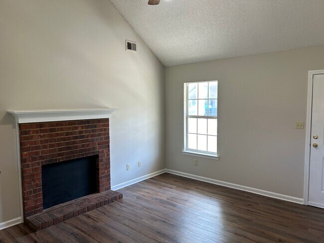 Foto del edificio - 7059 Hampton Dr