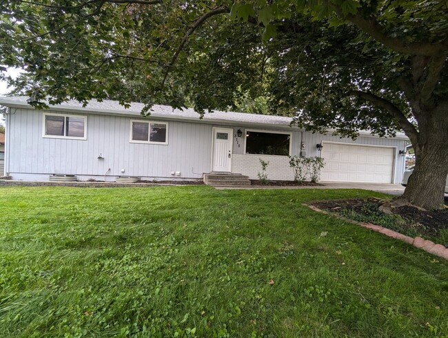 Foto del edificio - Large 4 bedroom 2.5 bath Orchards house wi...