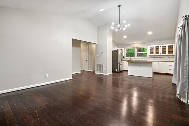 Building Photo - (Application Pending) Charming 3 bedroom c...
