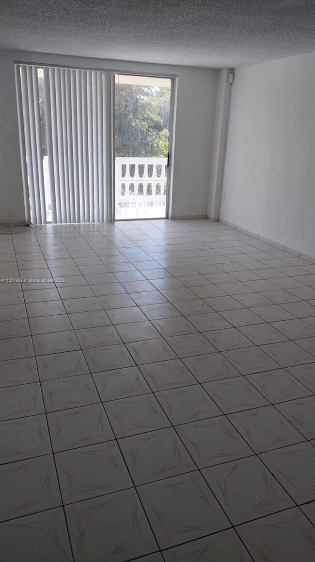 Foto del edificio - 15600 NW 7th Ave