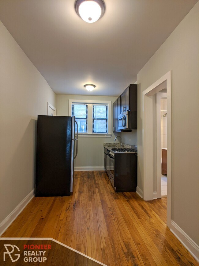 Building Photo - 4032 N Ashland Ave