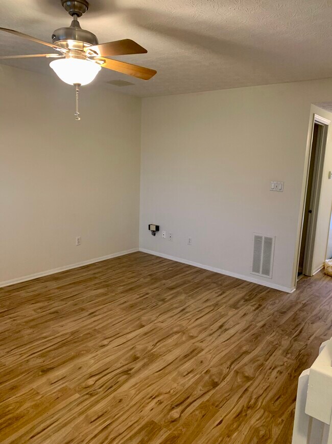 Building Photo - 905 Upholland Ln