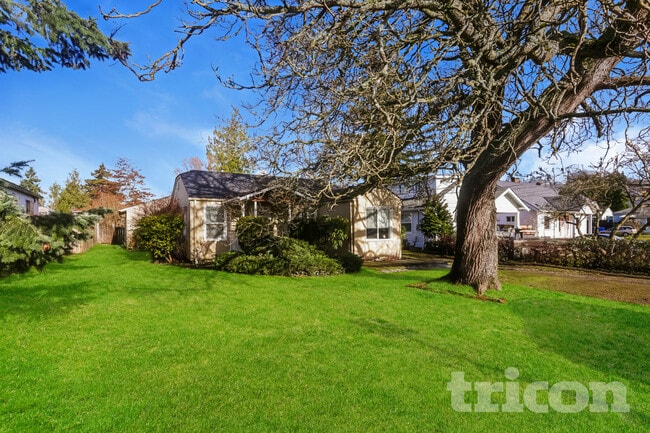 Building Photo - 711 Le-Lou-Wa Pl NE