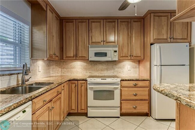 Building Photo - 3201 NE 36th St