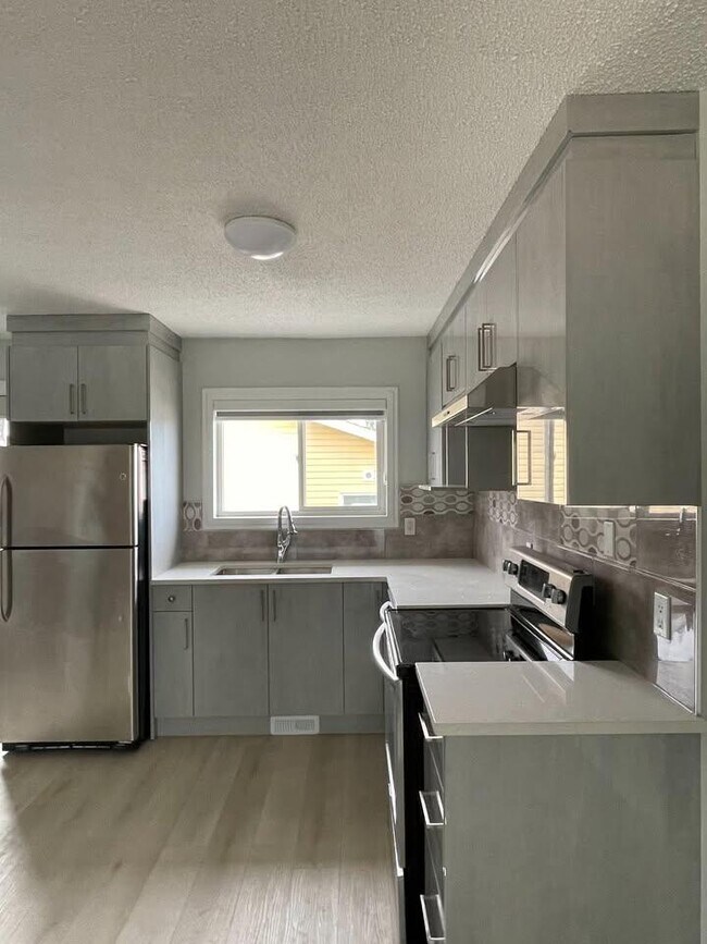 Photo du bâtiment - 3.0 bedroom in Edmonton Alberta T6L 2S6