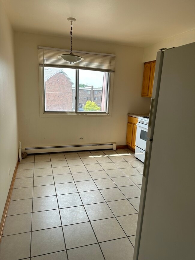 Building Photo - 10461 Dearlove Rd