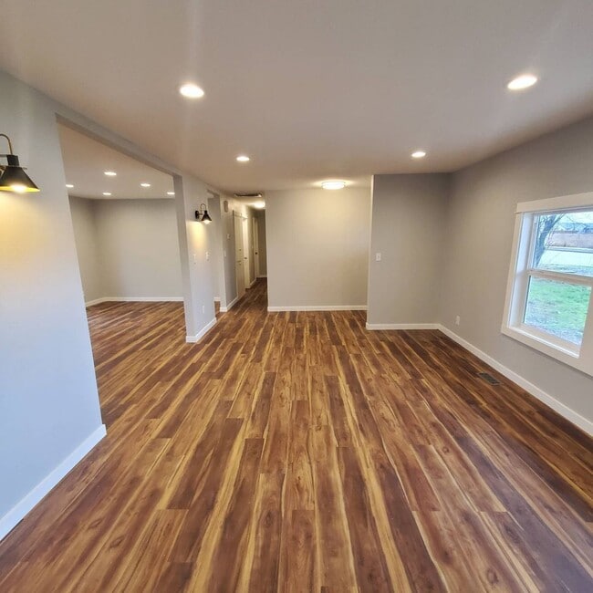 Building Photo - Pet Friendly Single level, 3 bed: 2 bath home with an open yard area and 2 car garage