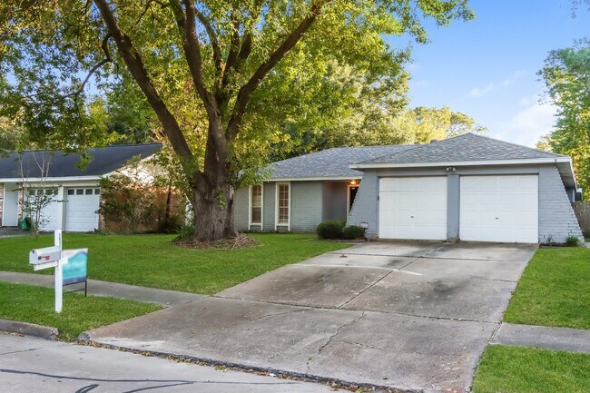 Foto del edificio - 16310 Forest Bend Ave