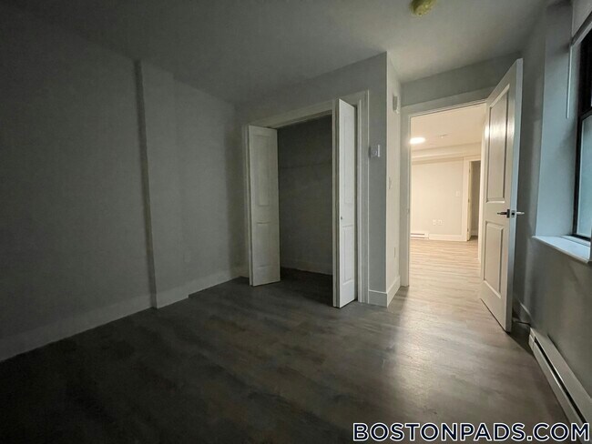 Building Photo - 81 Park Dr