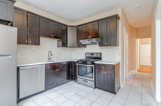 Building Photo - 124 W 54th St