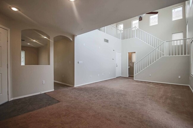 Building Photo - Stunning 3 Bedroom Home in the Southwest!